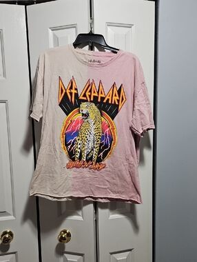 10/$10 SALE 💸 FLAWED Distressed Def Leppard Band Tee